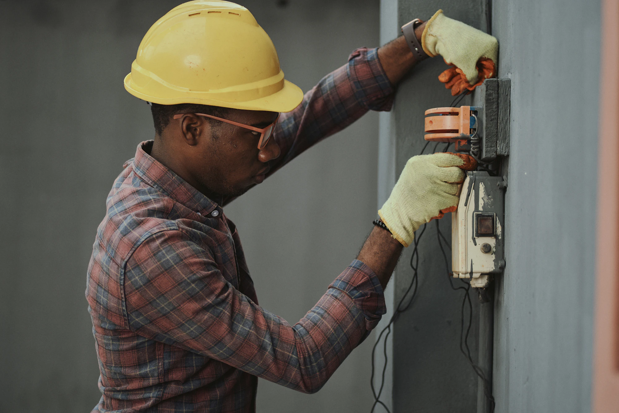 Électricien intervenant sur un compteur électrique (photo d'illustration)